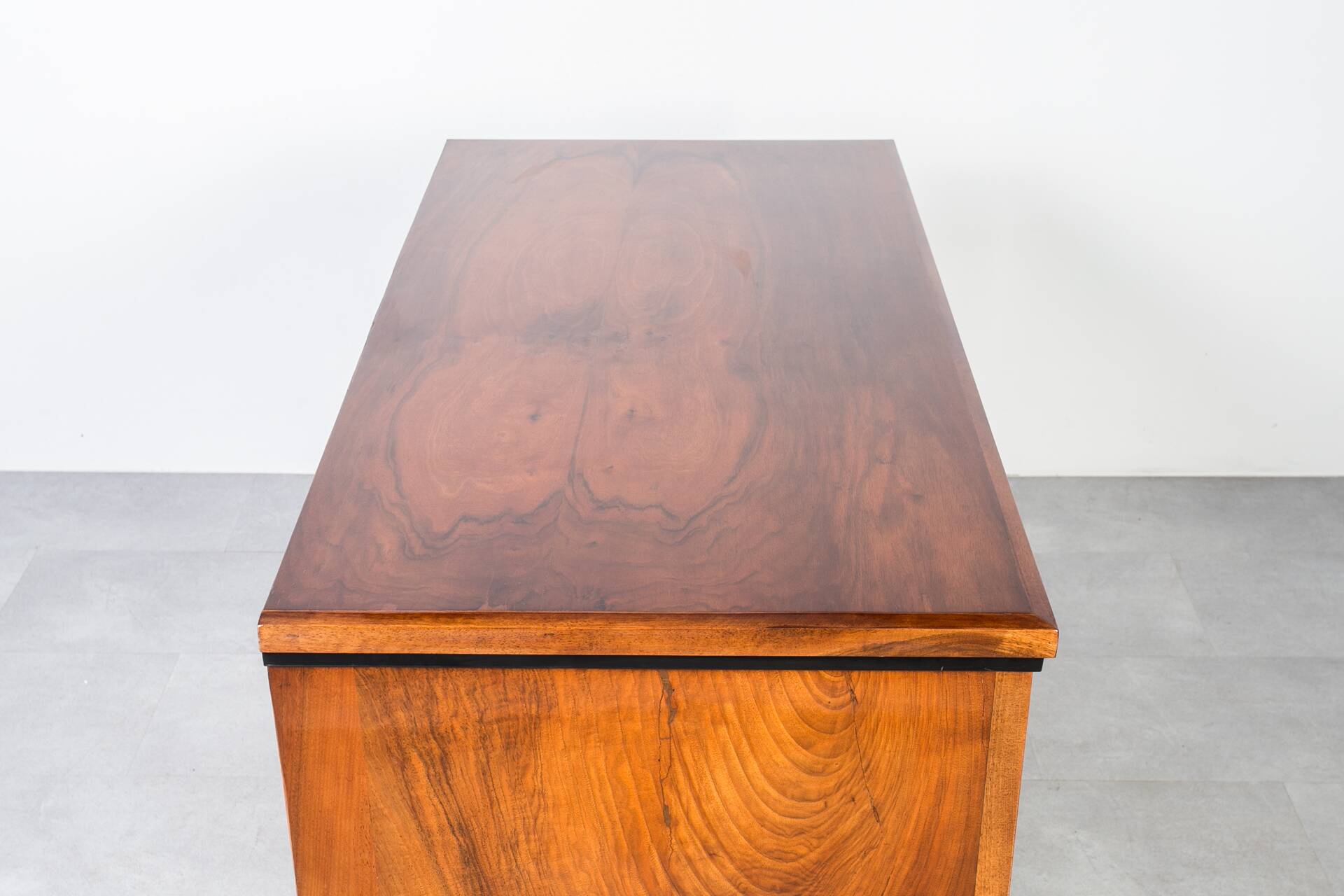 Commode allemande en noyer du XIXe siècle – Entièrement restaurée, vernis à l'ancienne