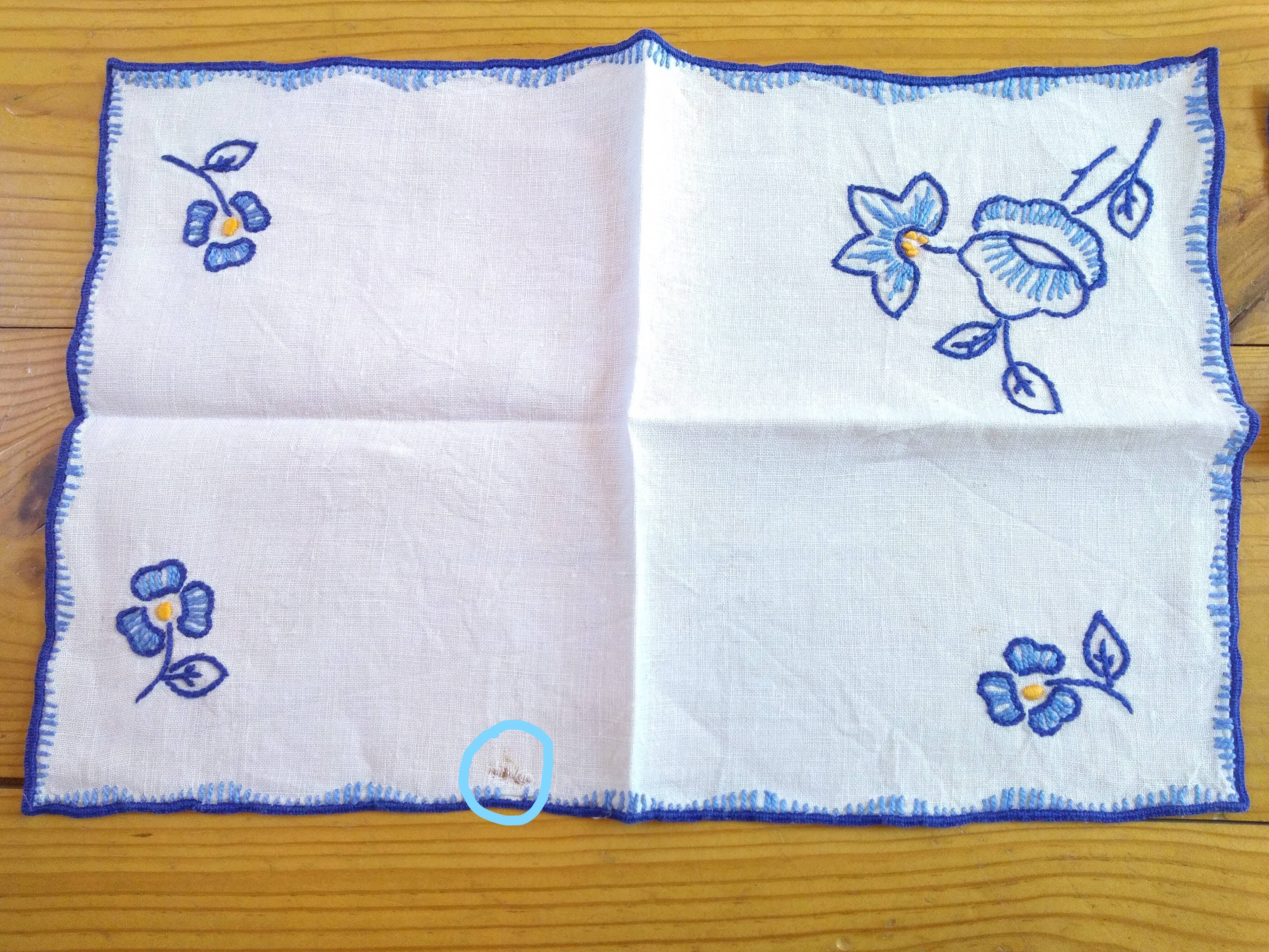 Tea tablecloth and its 6 hand-embroidered towels