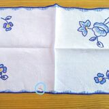 Nappe à thé et ses 6 serviettes brodées mains