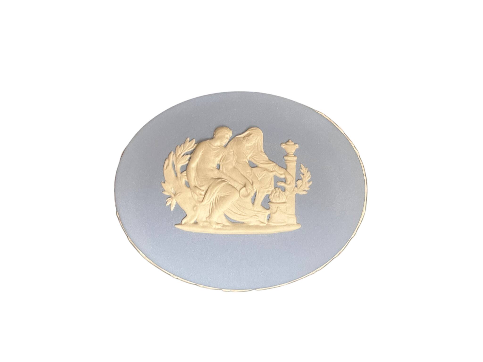 Wedgwood, blue jasper bonbonnière with antique decoration from the 20th century.