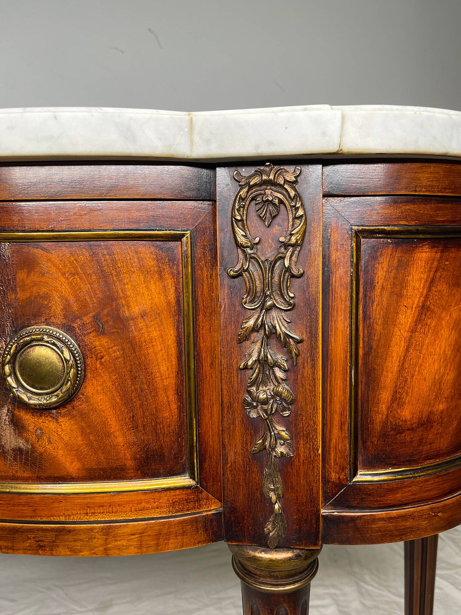 Console française Louis XVI en acajou à plumes, 19ème siècle