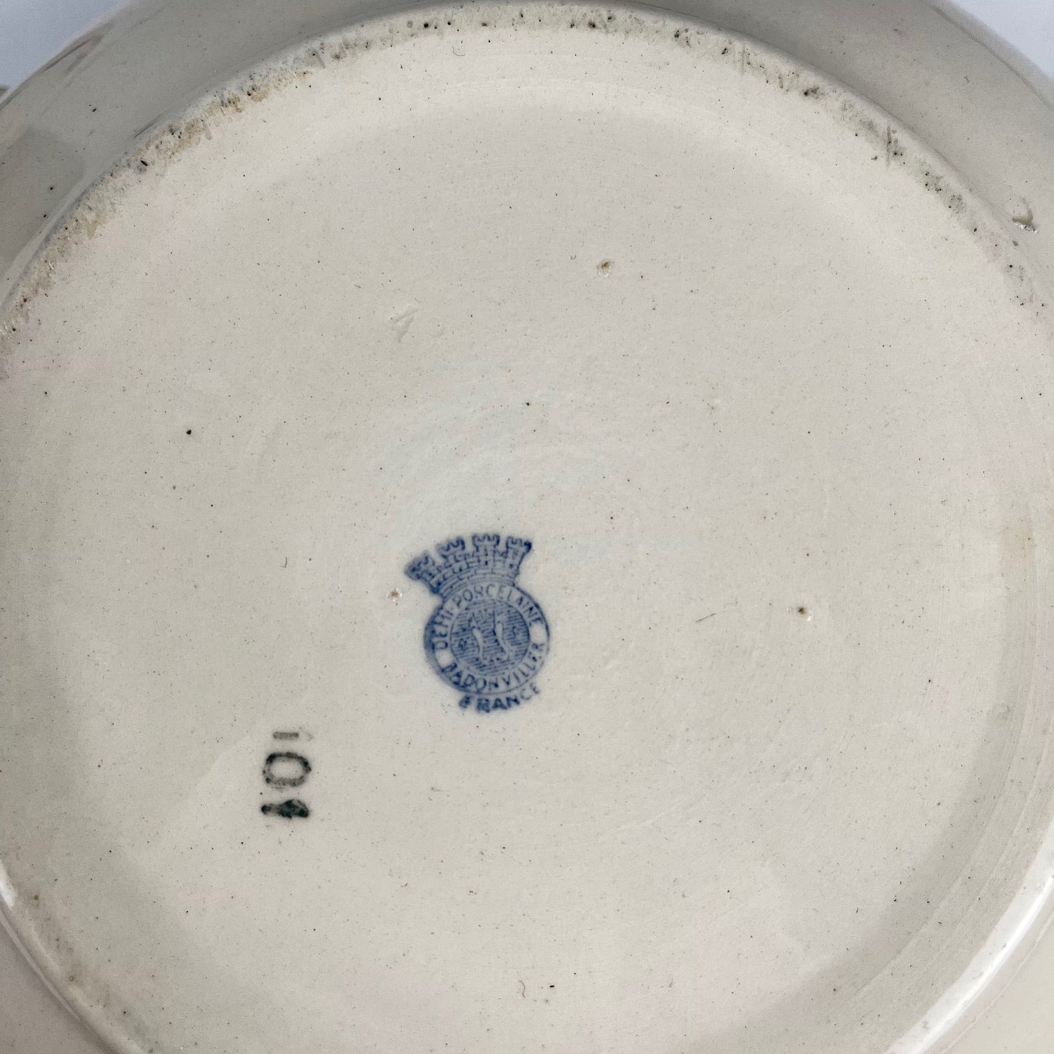Soupière demi-porcelaine Badonviller, motif fleurs bleu, début XXe
