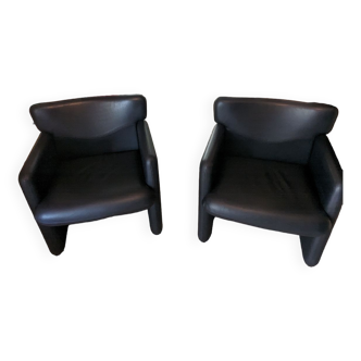 Pair of Tecno 148 leather armchairs