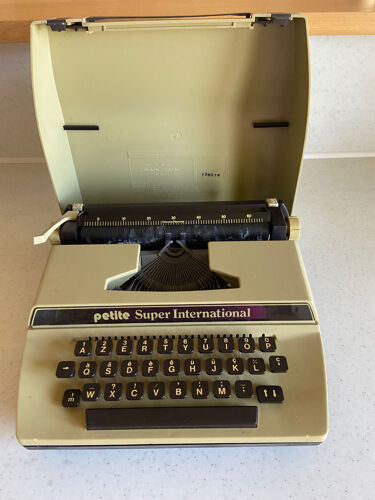 Machine à écrire petite internationale