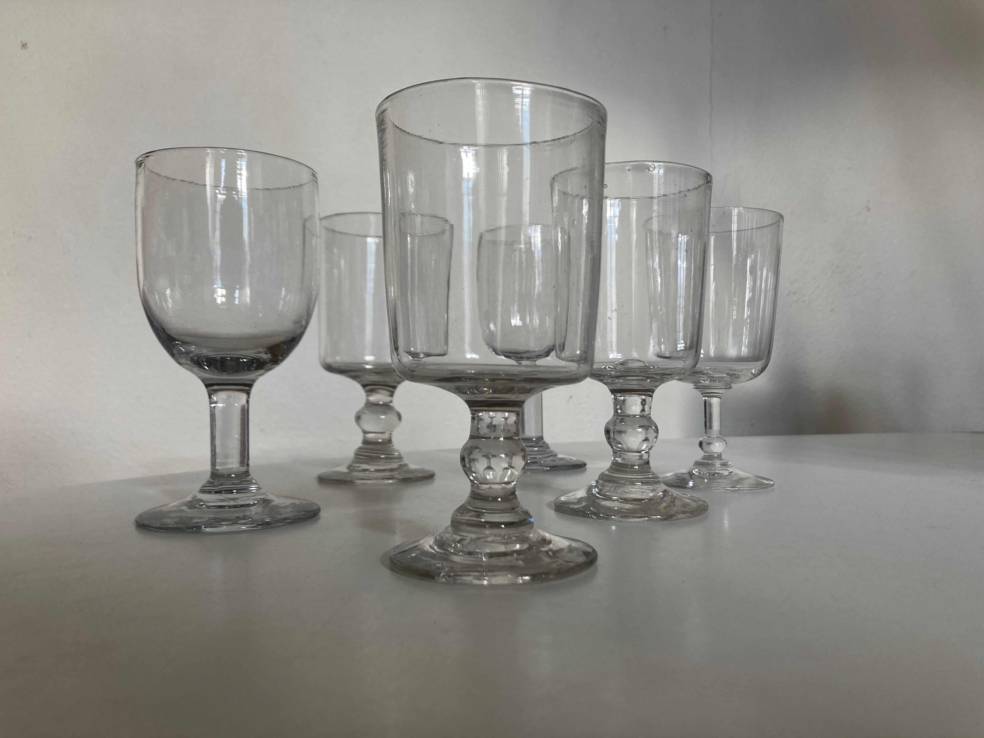 Set de 6 verres de table à pied mi 19e assortis