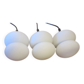 Ensemble de 3 suspensions en verre opale de forme organique, années 1960