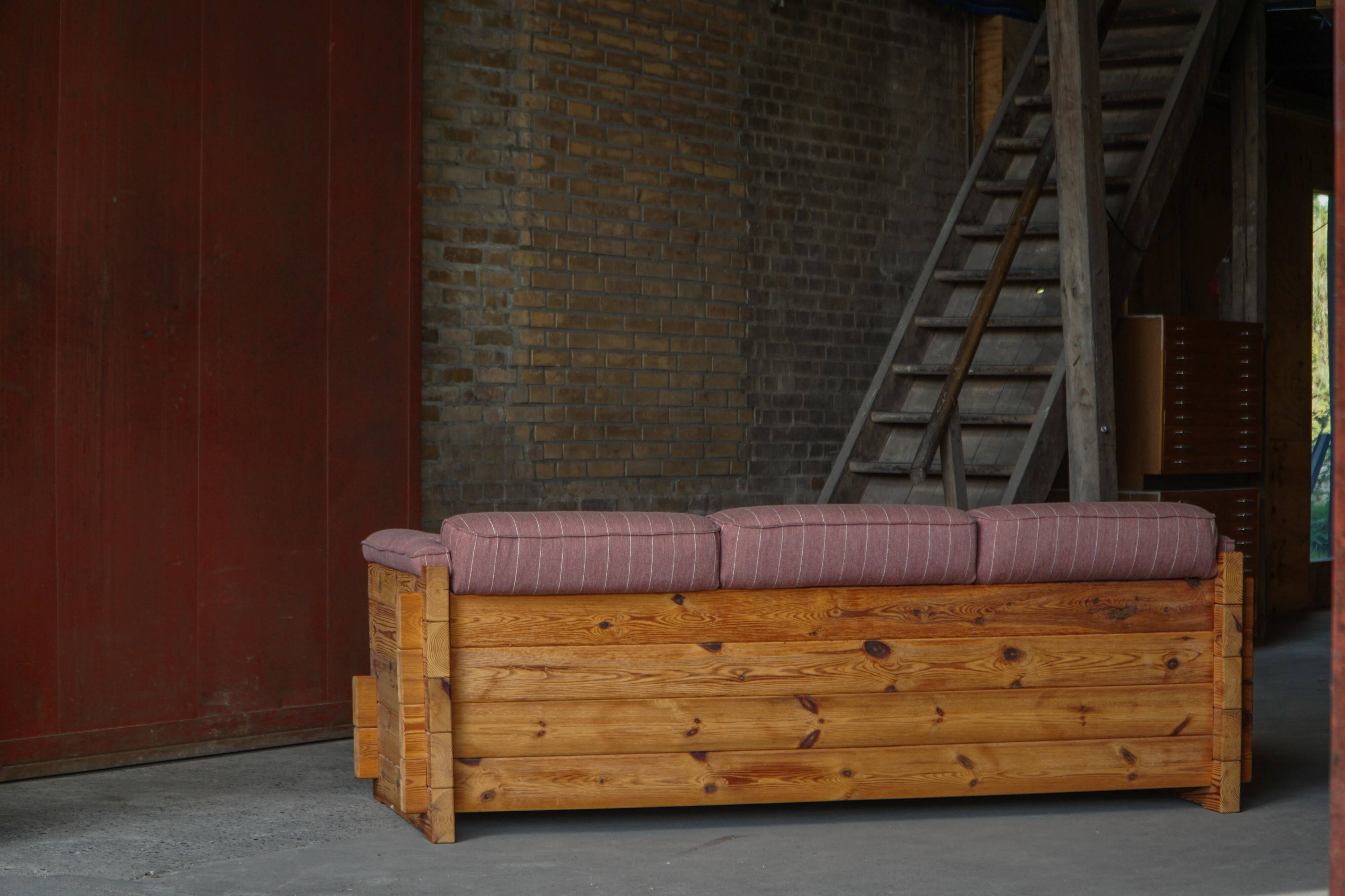 Modern Danish three-seater canapé in pomeranian pine and wool, by Christian IV, 1970s.