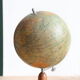 Globe terrestre mappemonde J. Forest pour Girard Barrère et Thomas sur socle en bois, années 50