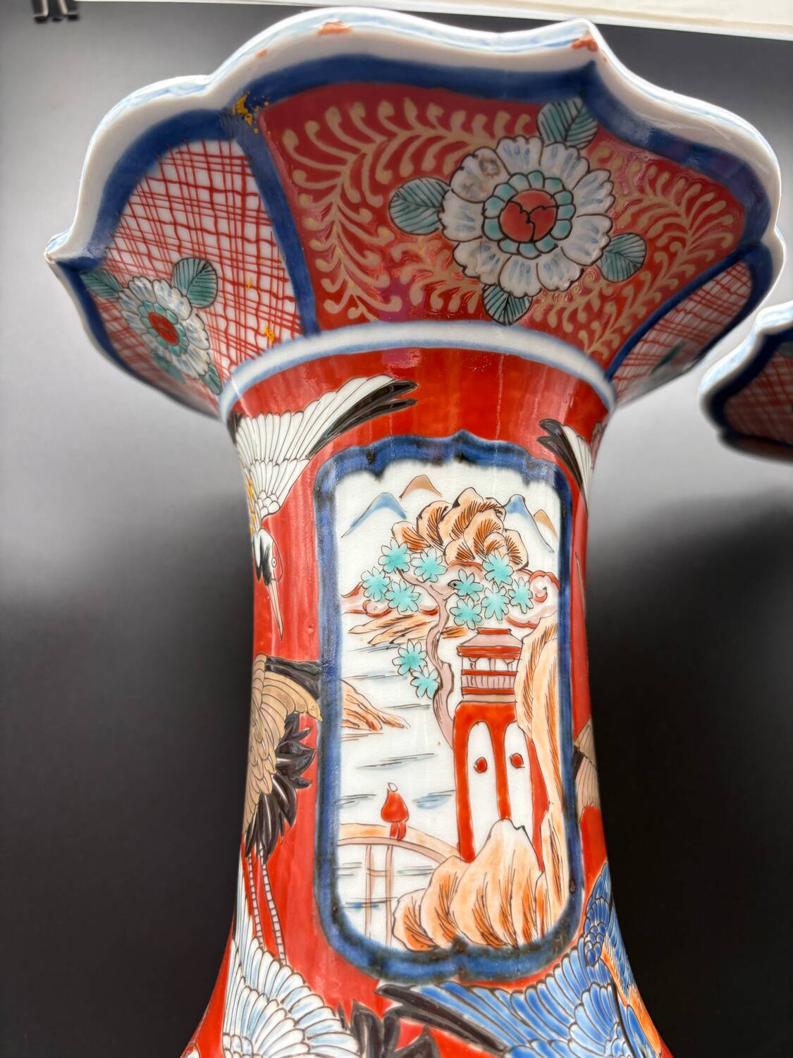 Paire de Vases Cornets Japonais Imari | Décor de Grues & Rouge de Fer