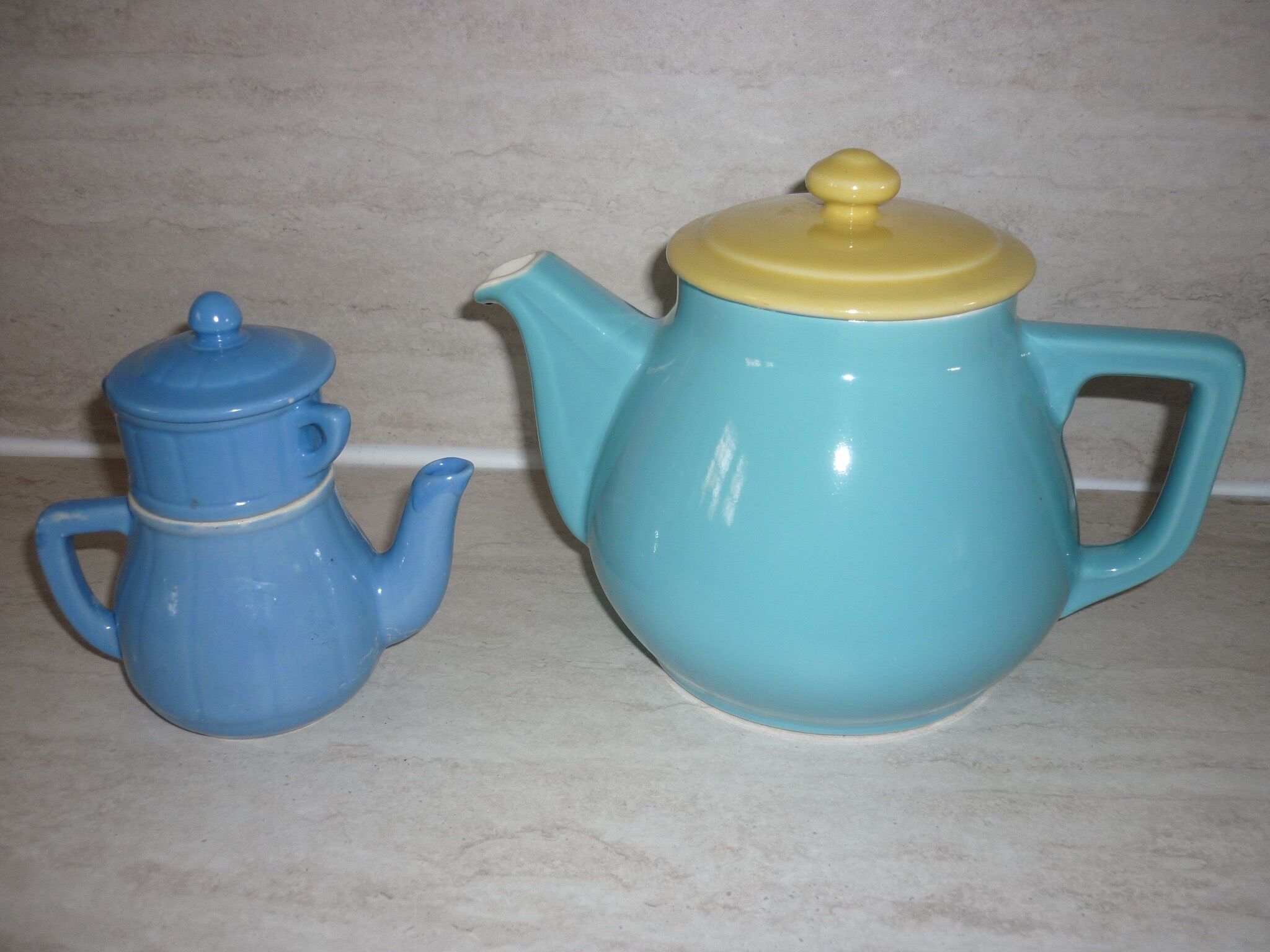 Individual coffee maker with bright blue filter