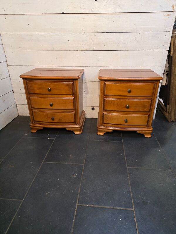 Paire de tables de chevet style Louis Philippe en merisier