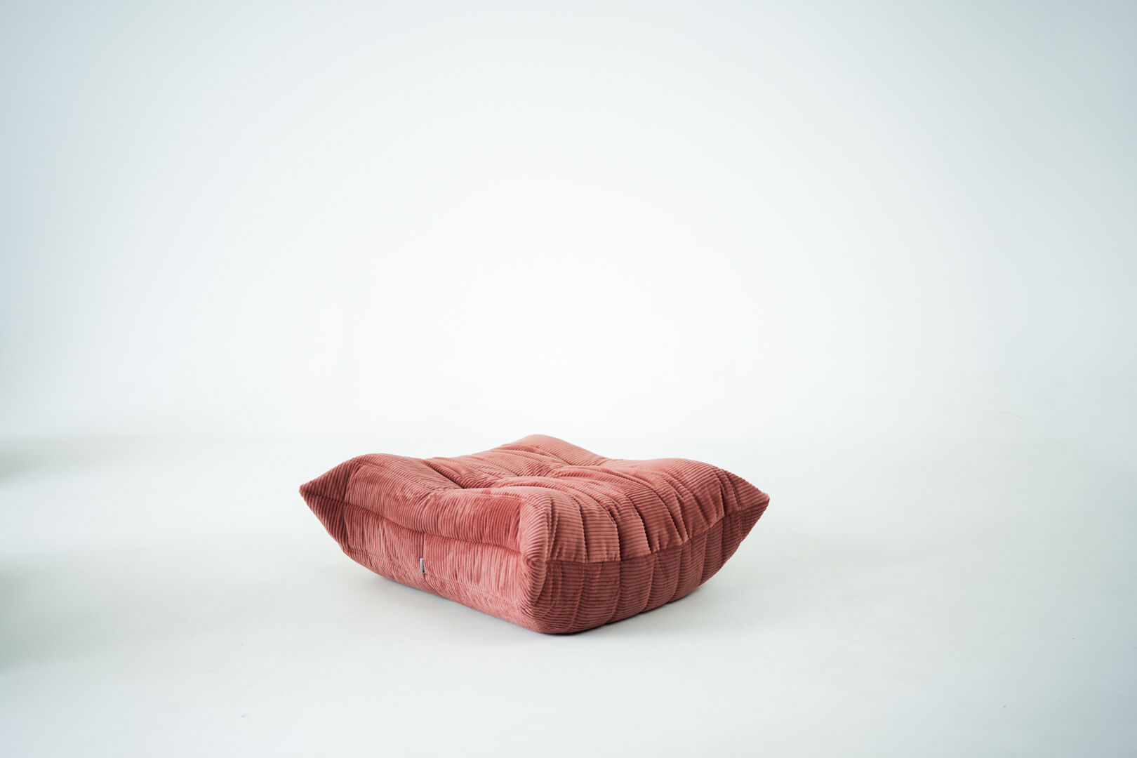 Ensemble de chaise et pouf Togo en velours côtelé framboise