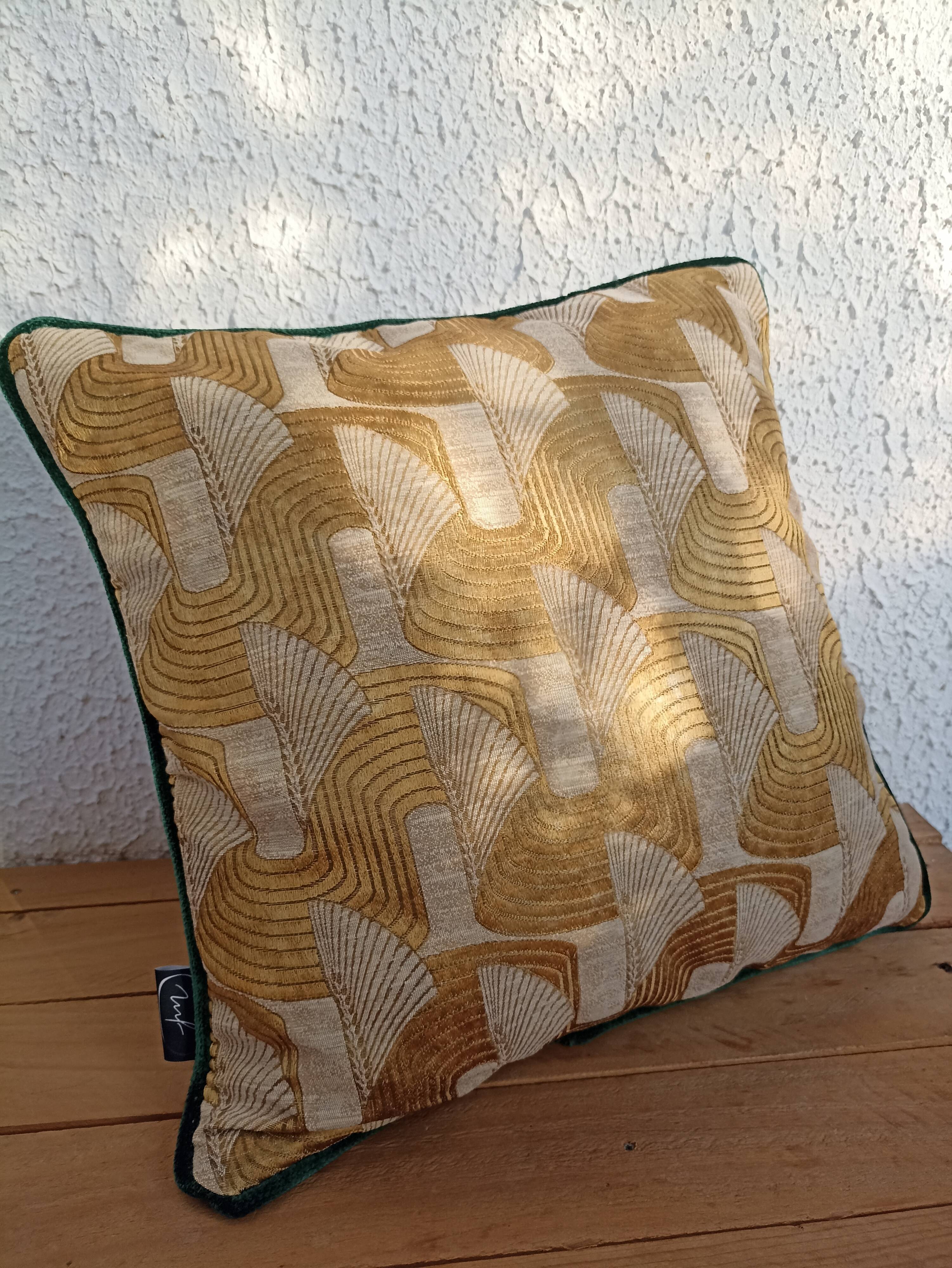 Golden jacquard cushion 40x40