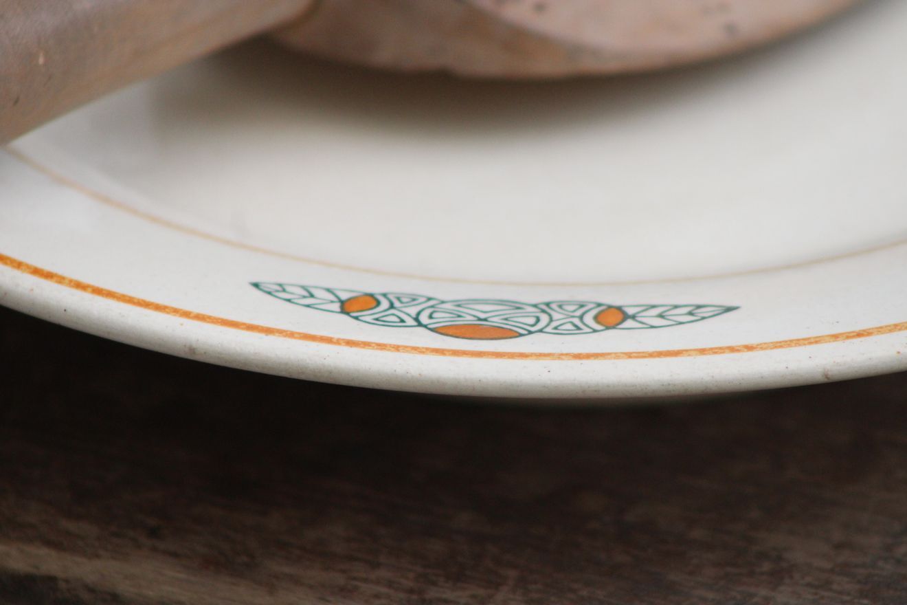 Ceramic standing dish