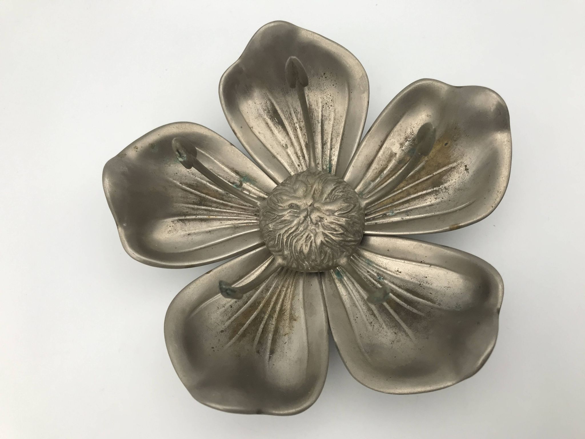 Vintage lotus flower ashtray with 5 removable petals in silver metal