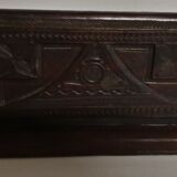 Porte courrier en cuir repoussé