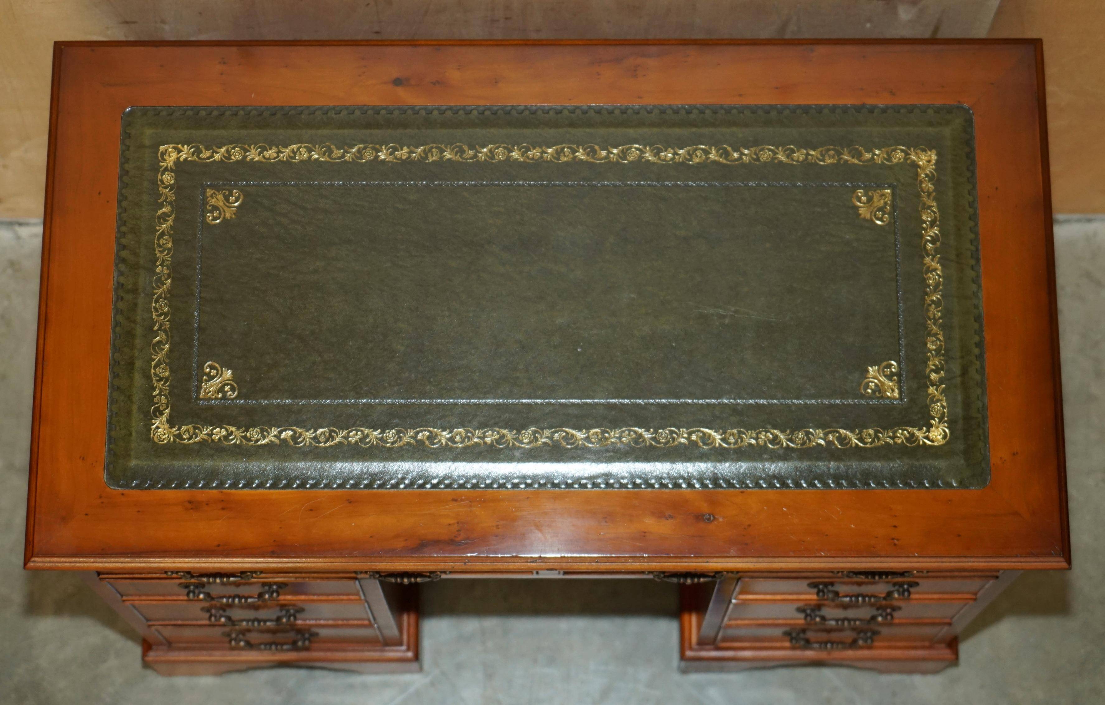 Bureau à deux caissons en bois de if frisé et cuir