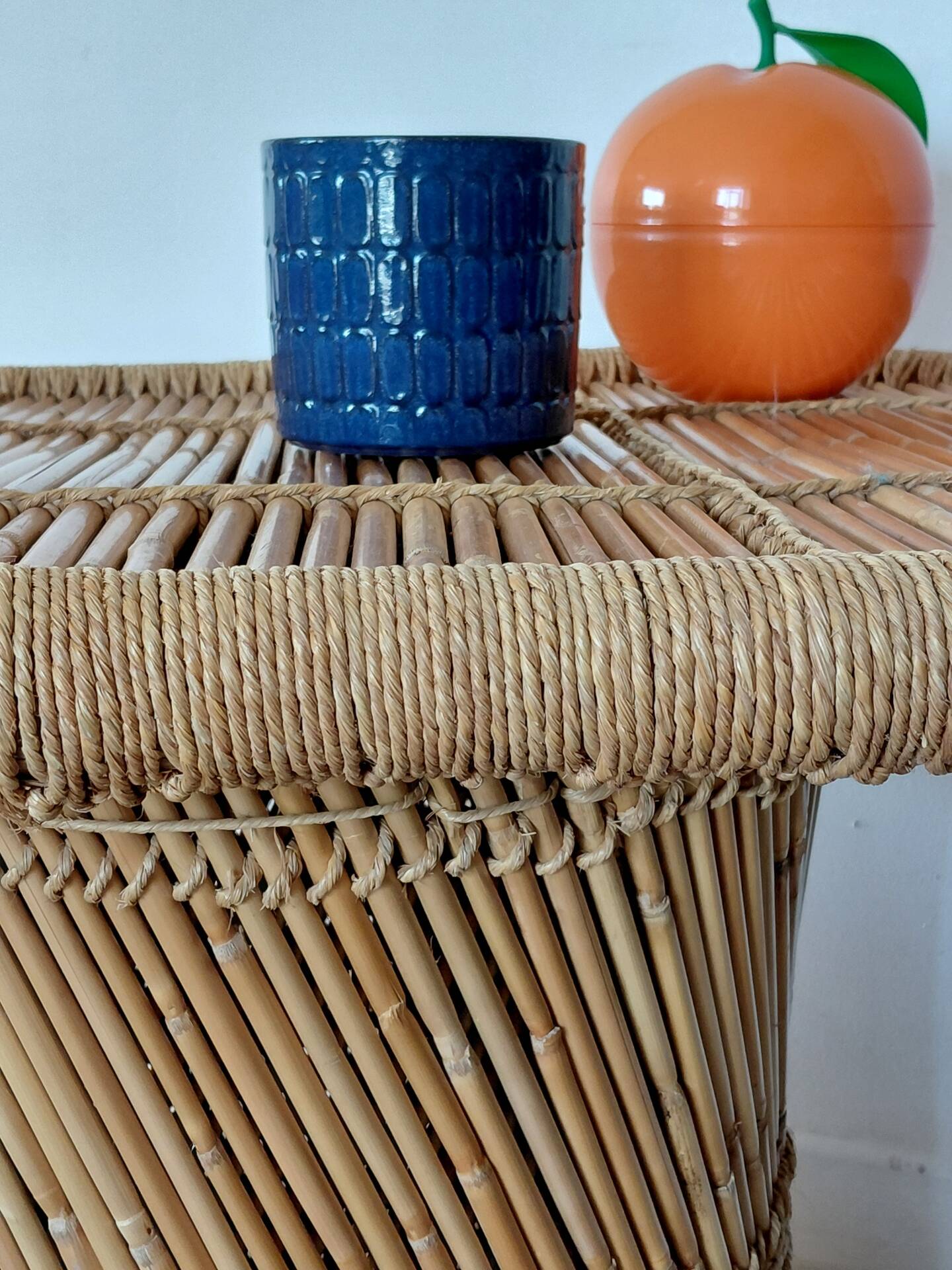 Table basse sculpturale en rotin tressé-vintage années 60/70