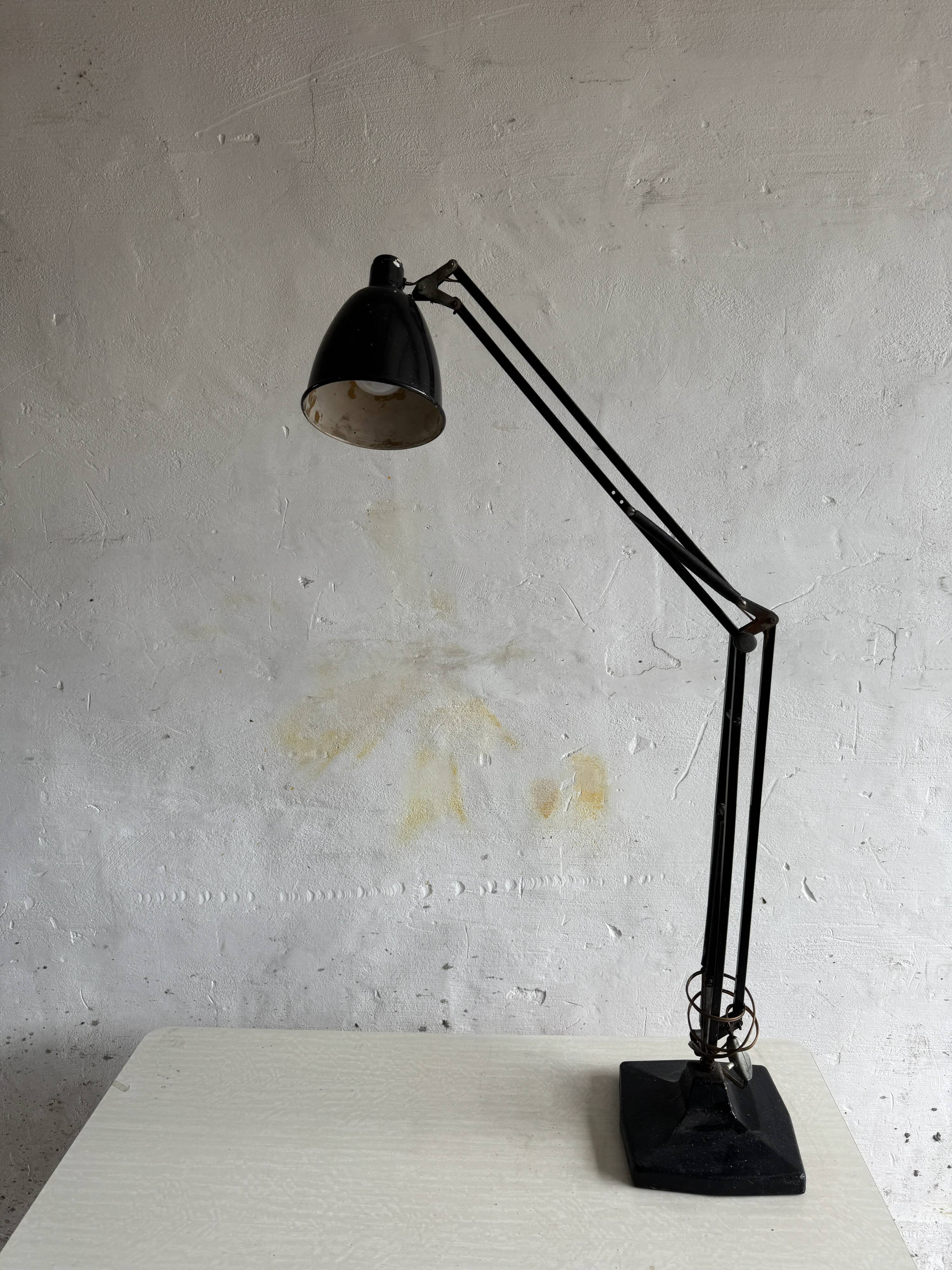 Lampe de bureau articulée de style industriel vintage en métal noir avec base en fonte et bras réglable