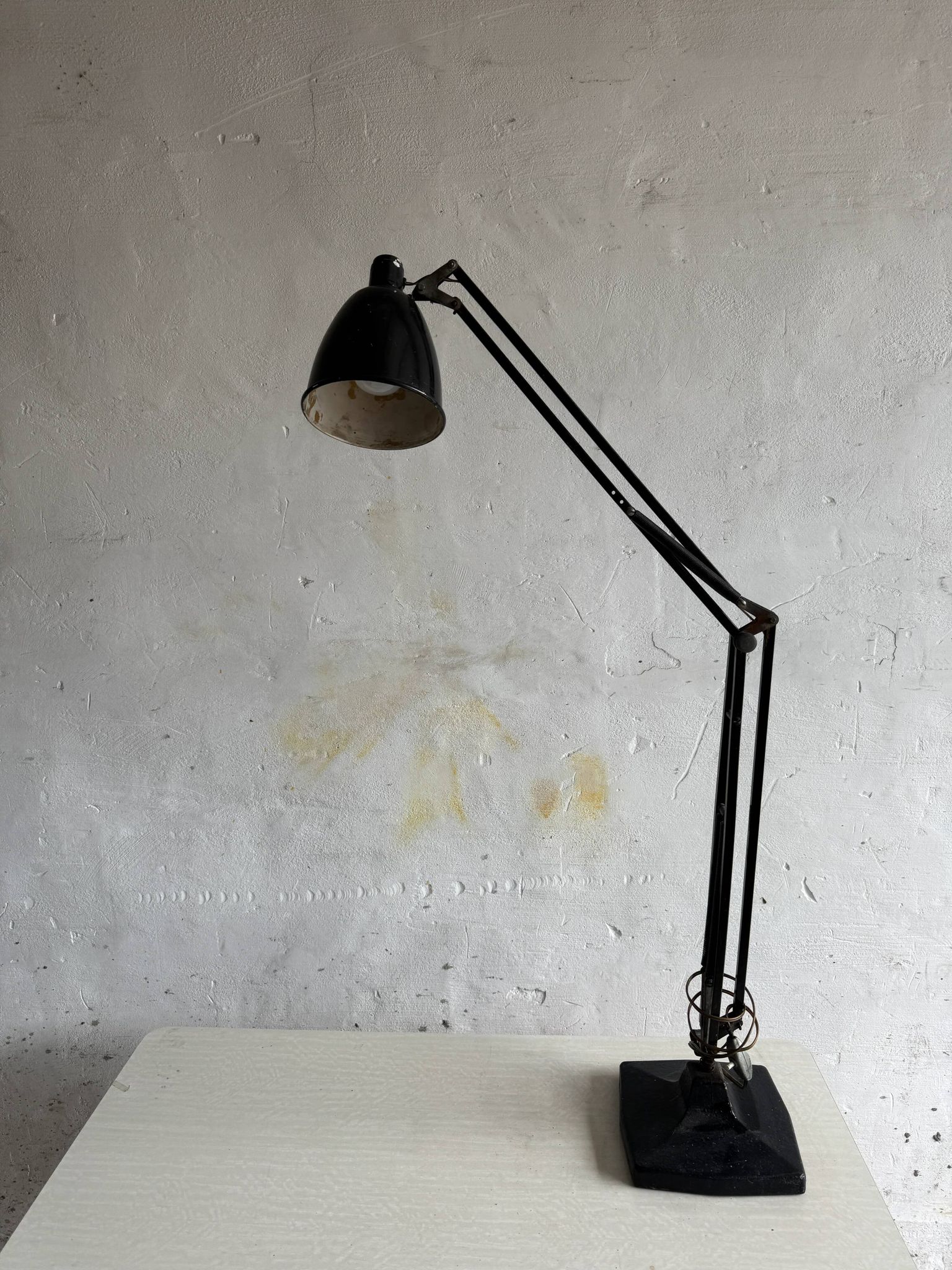 Vintage industrial articulated desk lamp in black metal with cast-iron base, adjustable arm