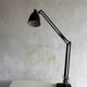 Lampe de bureau articulée de style industriel vintage en métal noir avec base en fonte et bras réglable