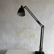 Vintage industrial articulated desk lamp in black metal with cast-iron base, adjustable arm