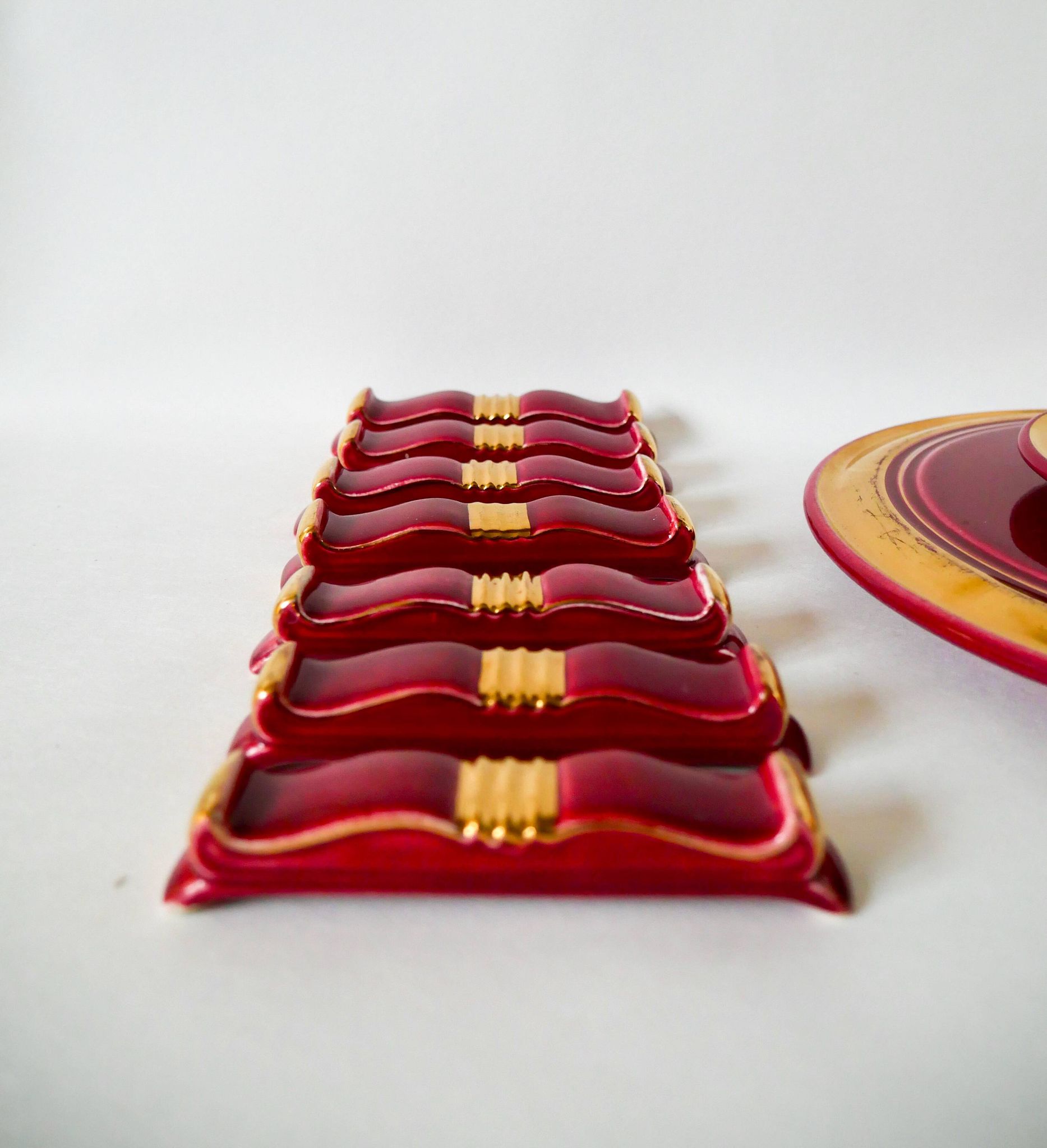 set of trivets, bottle coasters and knife holders in art de cherry-colored ceramic