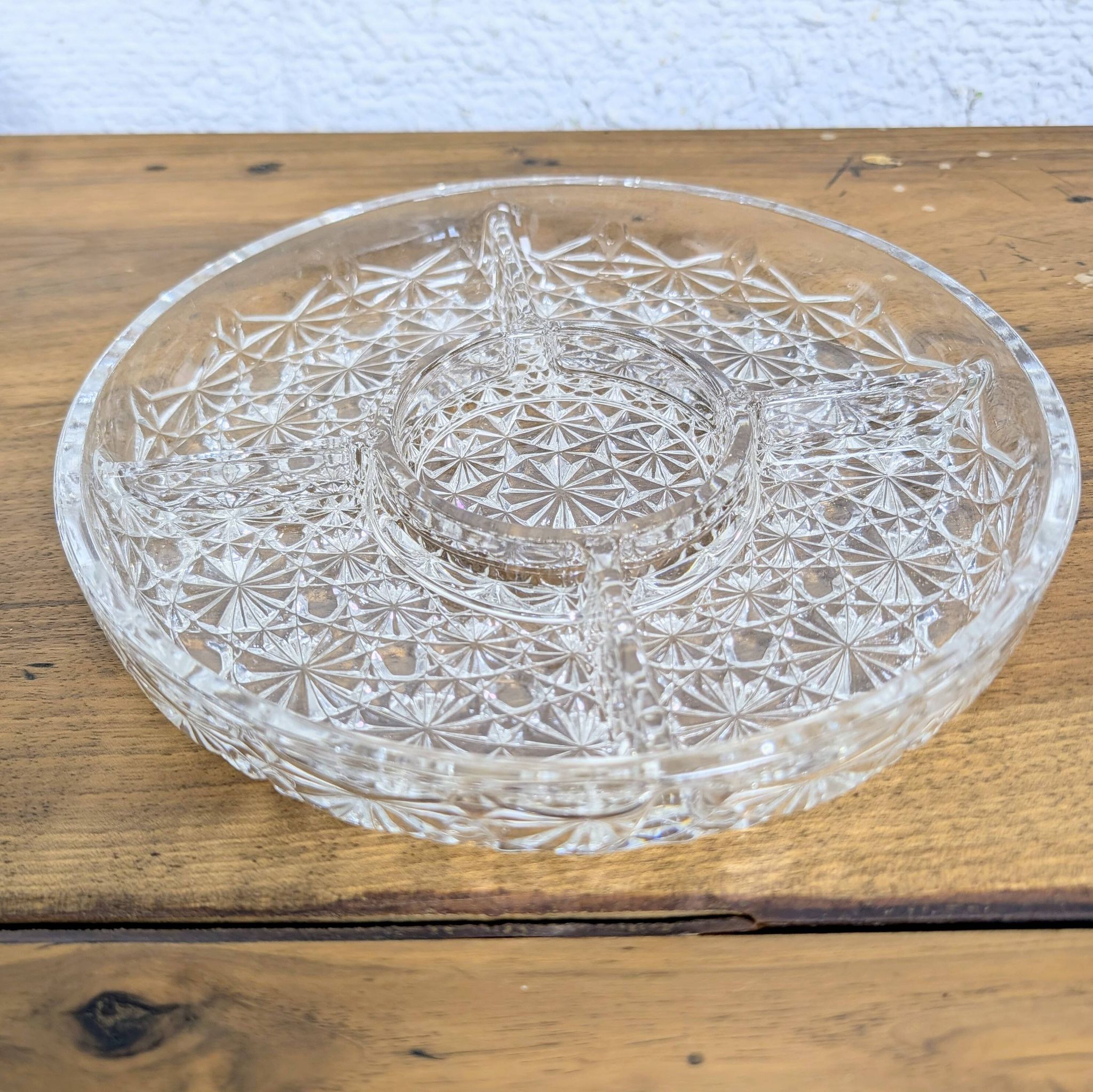 Round glass moulded aperitif plate with compartments