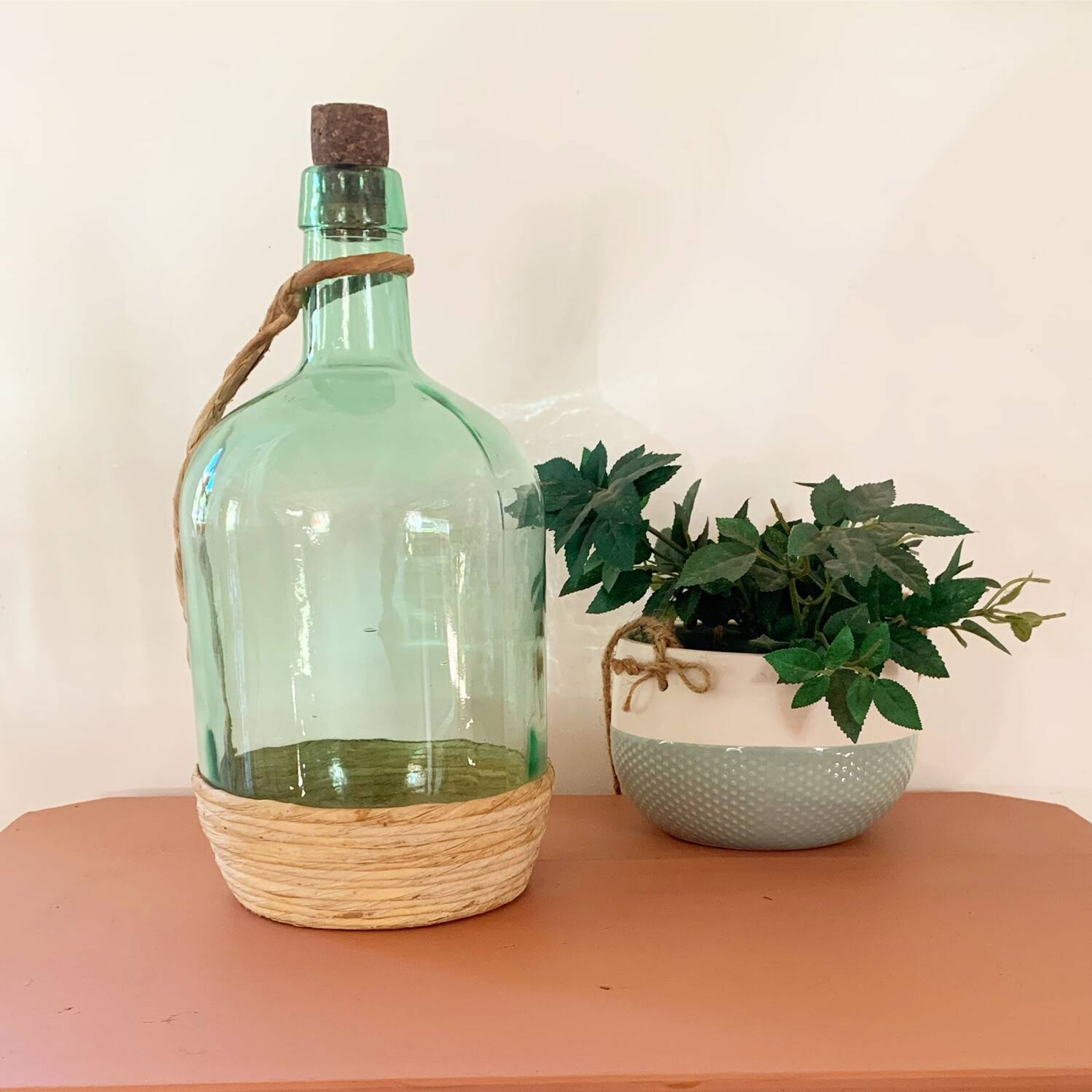 Bonbonne vintage en verre et raphia
