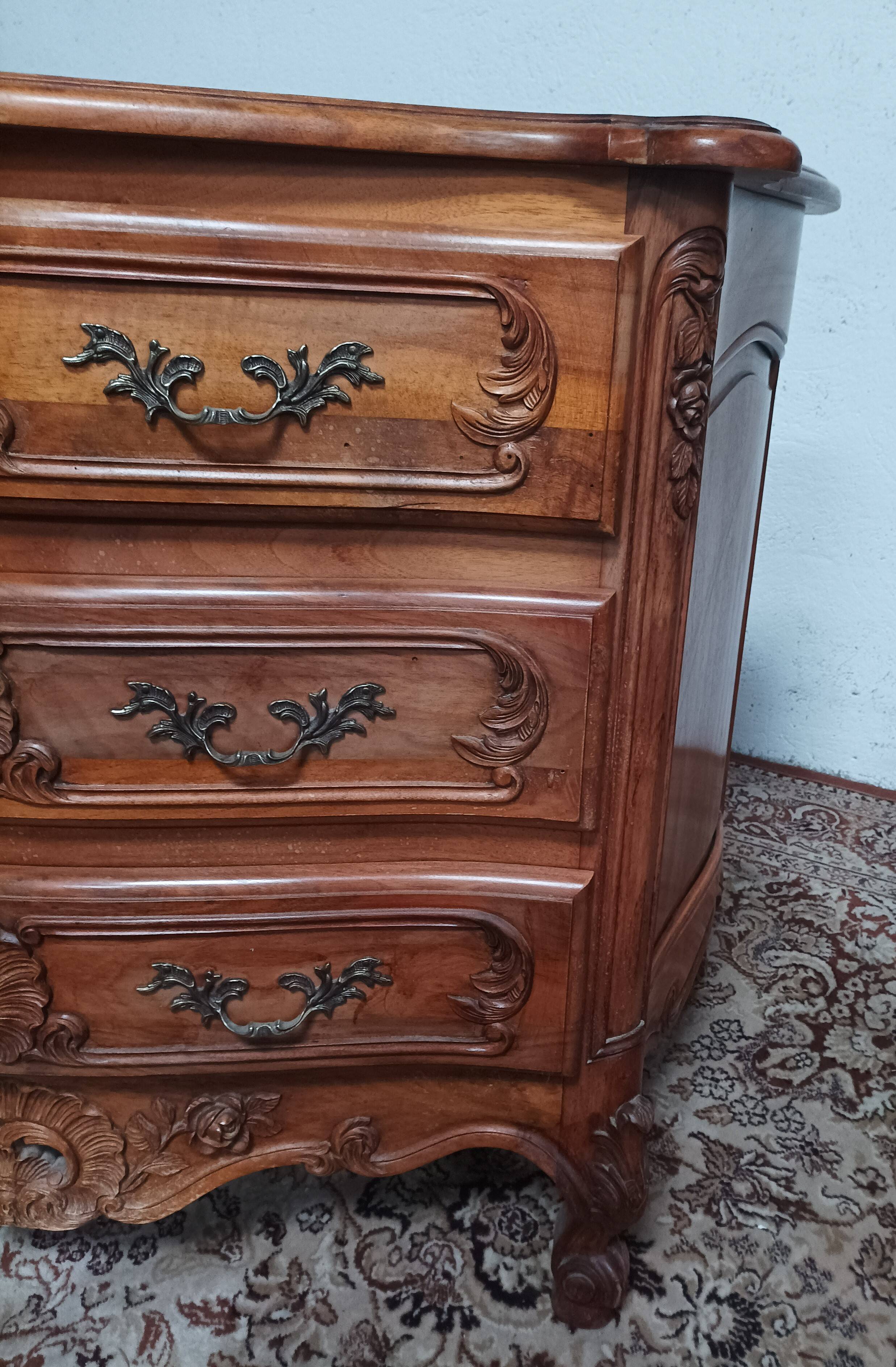 Commode Rocaille en noyer sculpté XXème