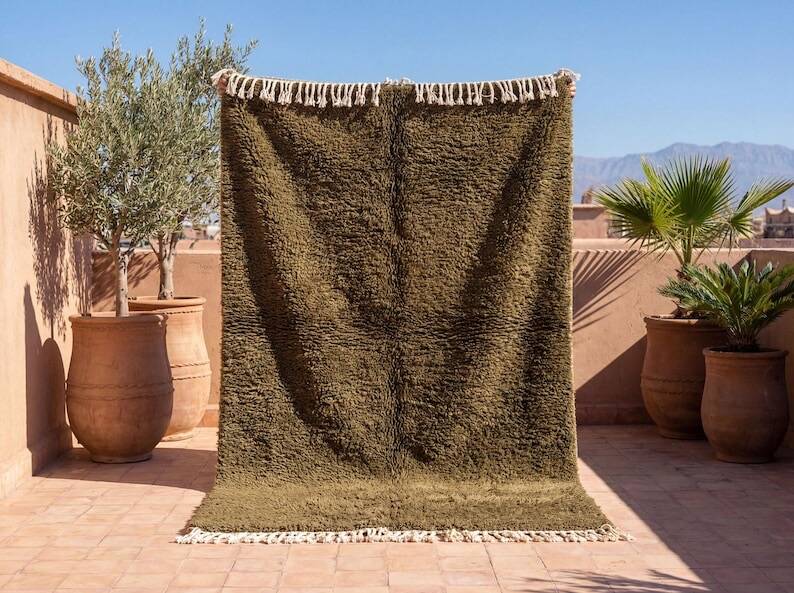 Authentic traditional pure wool Berber rug in green, size 1.4/2.6m.