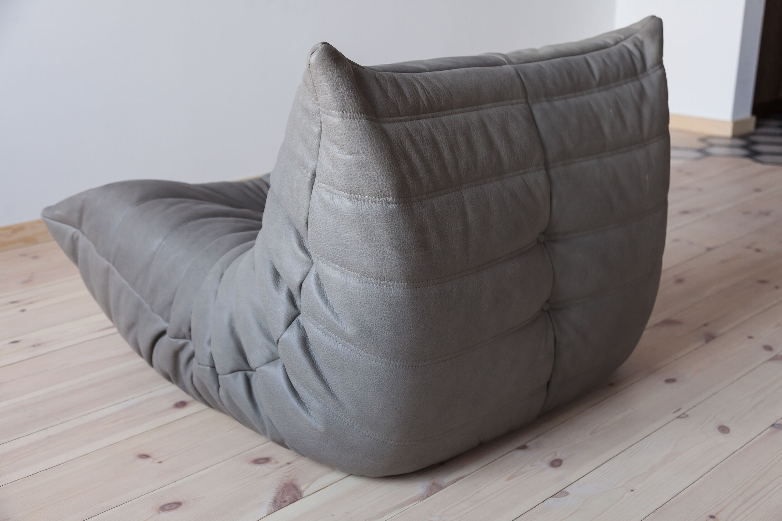 Chauffeuse "Togo" en cuir gris modèle dessiné par Michel Ducaroy 1973