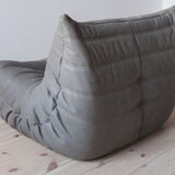 Chauffeuse "Togo" en cuir gris modèle dessiné par Michel Ducaroy 1973