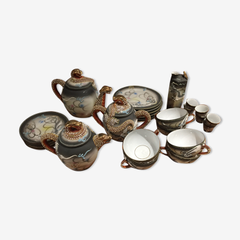 Service à thé et à saké en porcelaine émaillée et polychrome de dainan