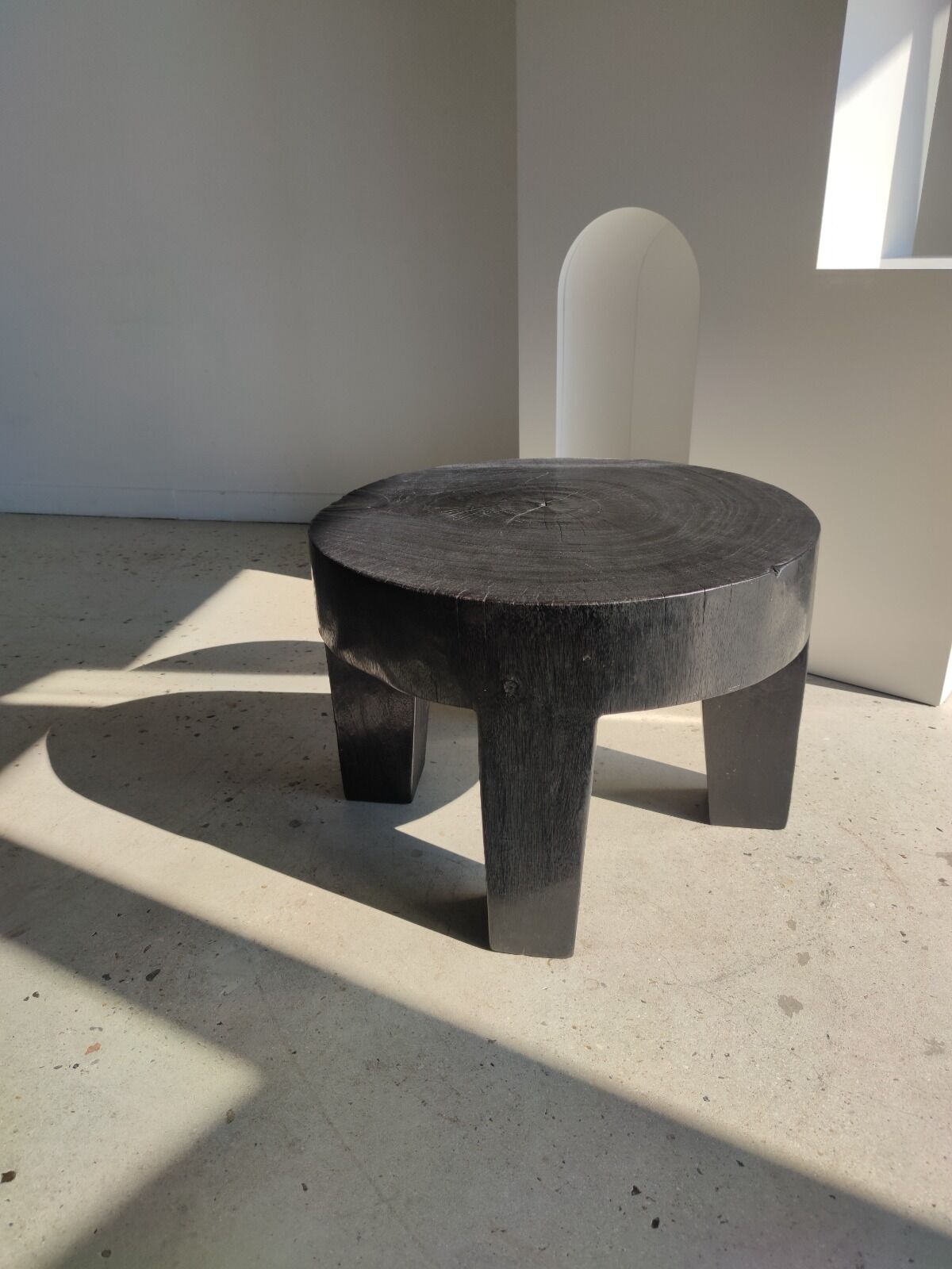 Quadripod coffee table in black monoxyl solid wood