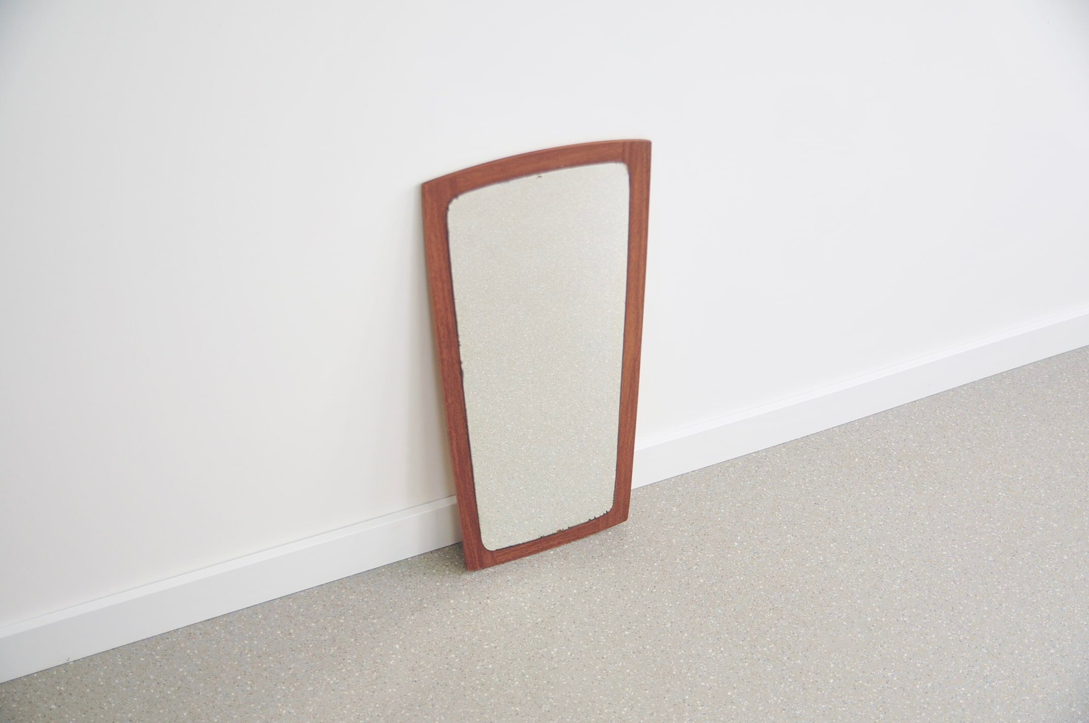 Miroir en bois conique