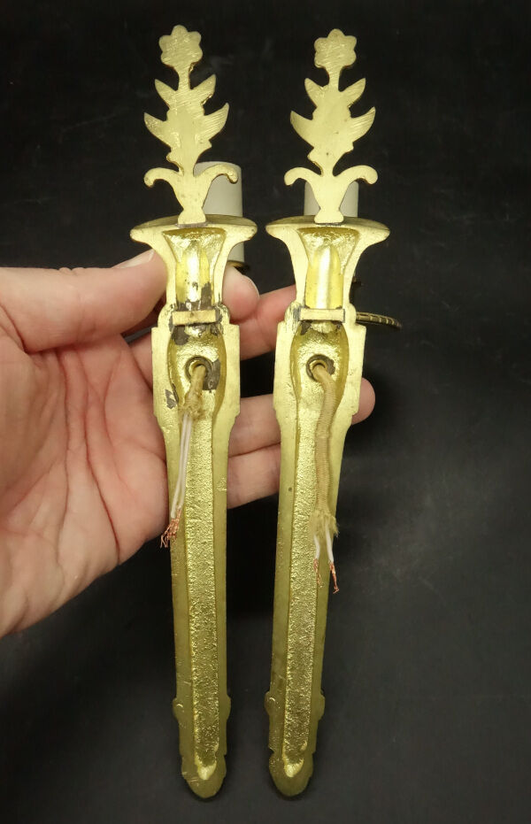 Pair of wall lamps with Louis XVI style flowers