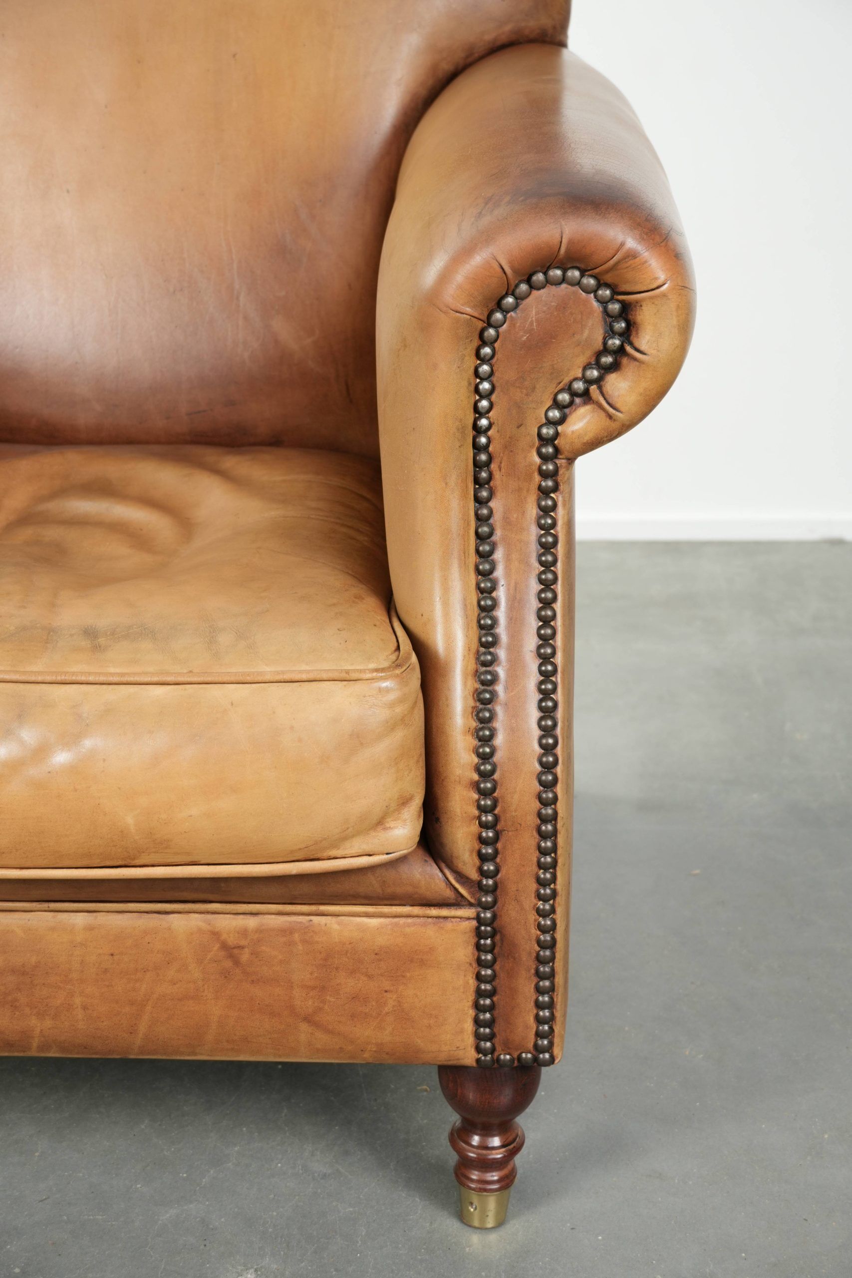 Fauteuil en cuir de vachette au look anglais caractéristique