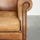 Fauteuil en cuir de vachette au look anglais caractéristique