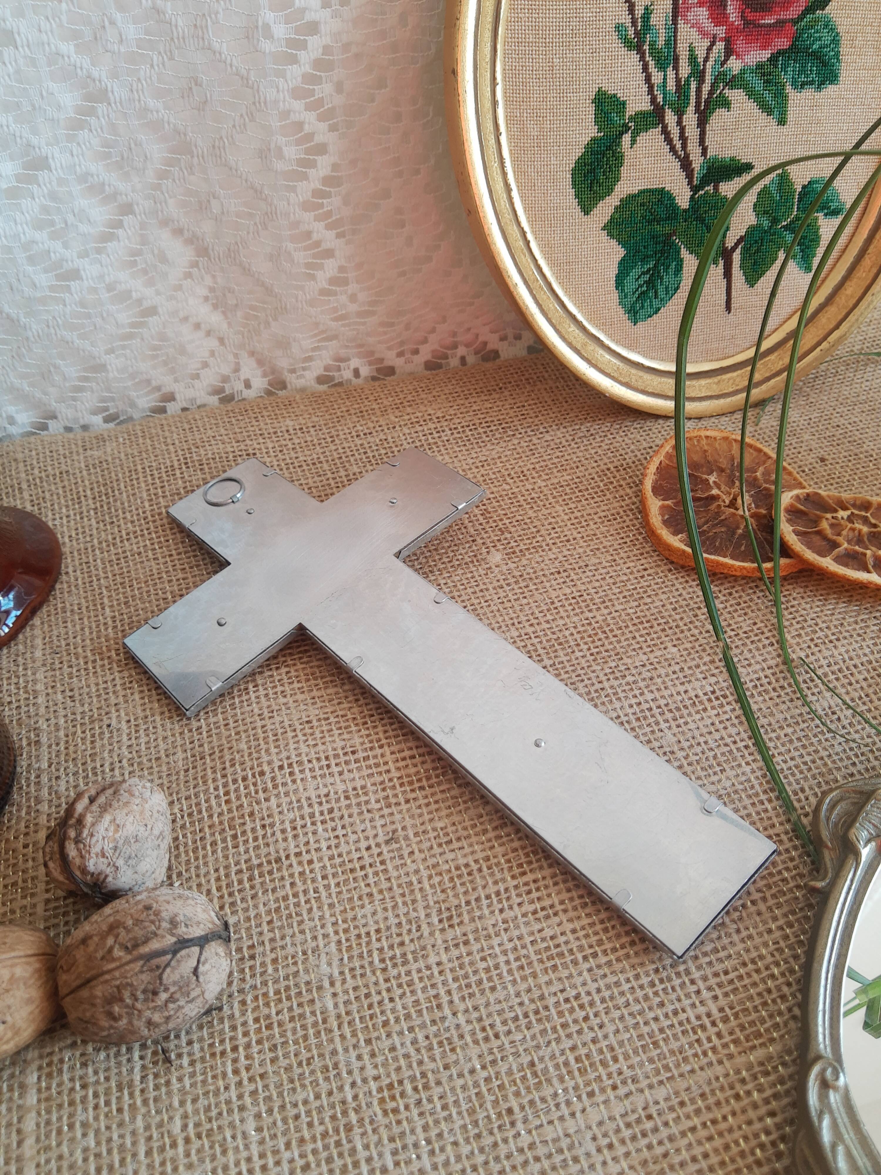 Crucifix en aluminium vintage