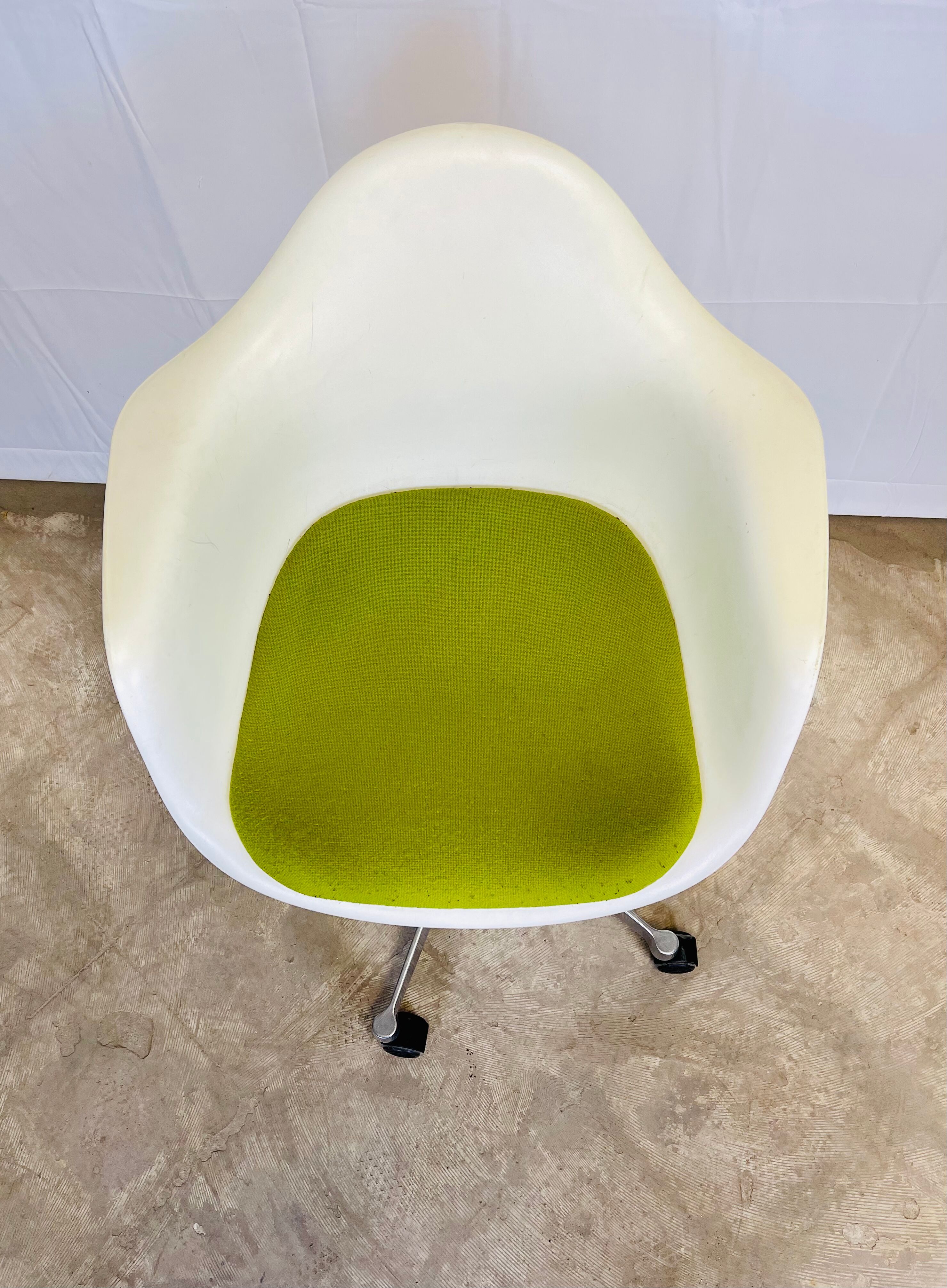 Fauteuil plastic armchair de Charles et Ray Eames édition Vitra