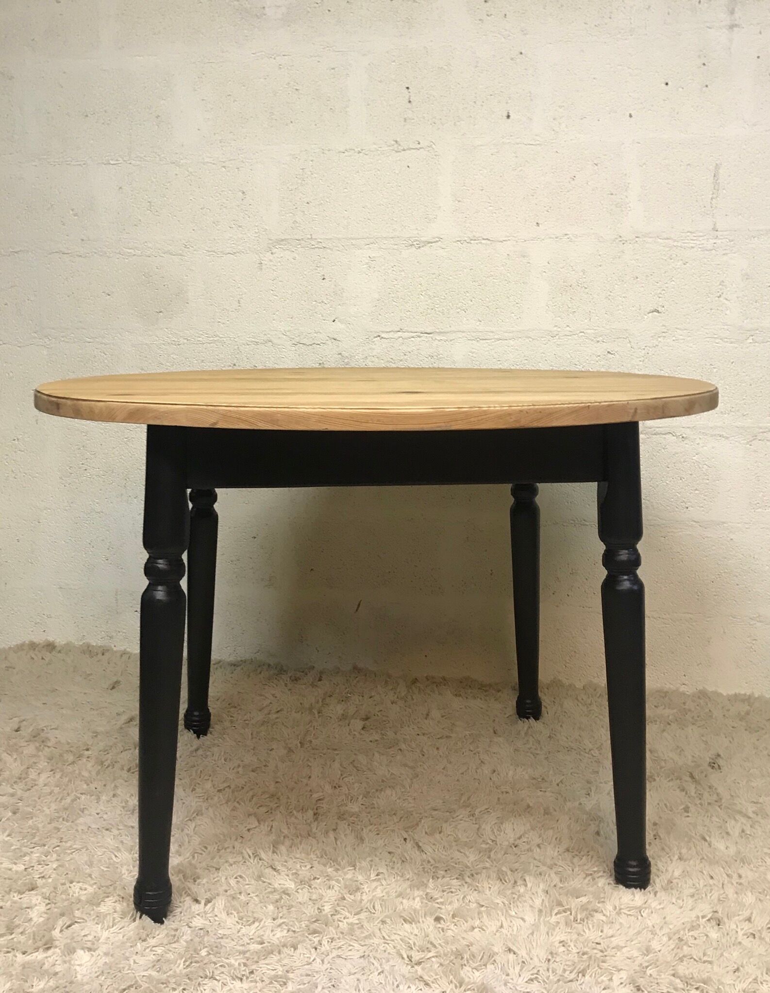 Round table raw wood - black