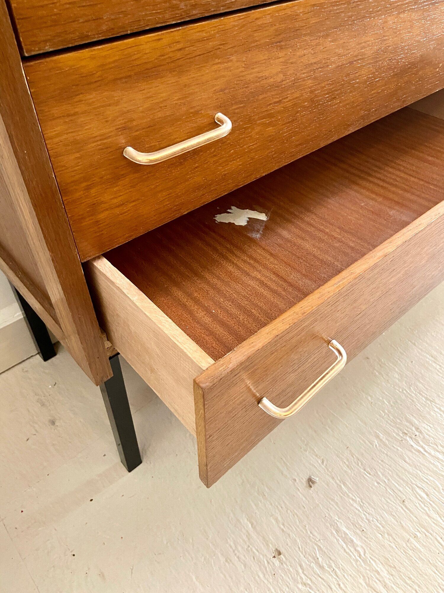 Commode 4 tiroirs en bois et métal noir années 1960