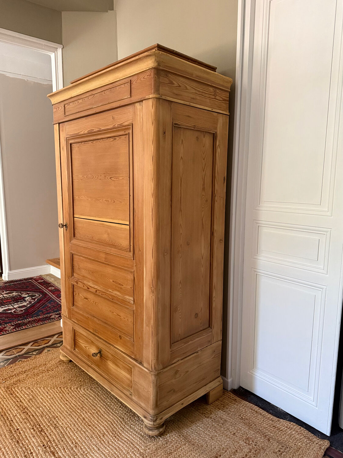 Small Parisian wardrobe "bonnetière"