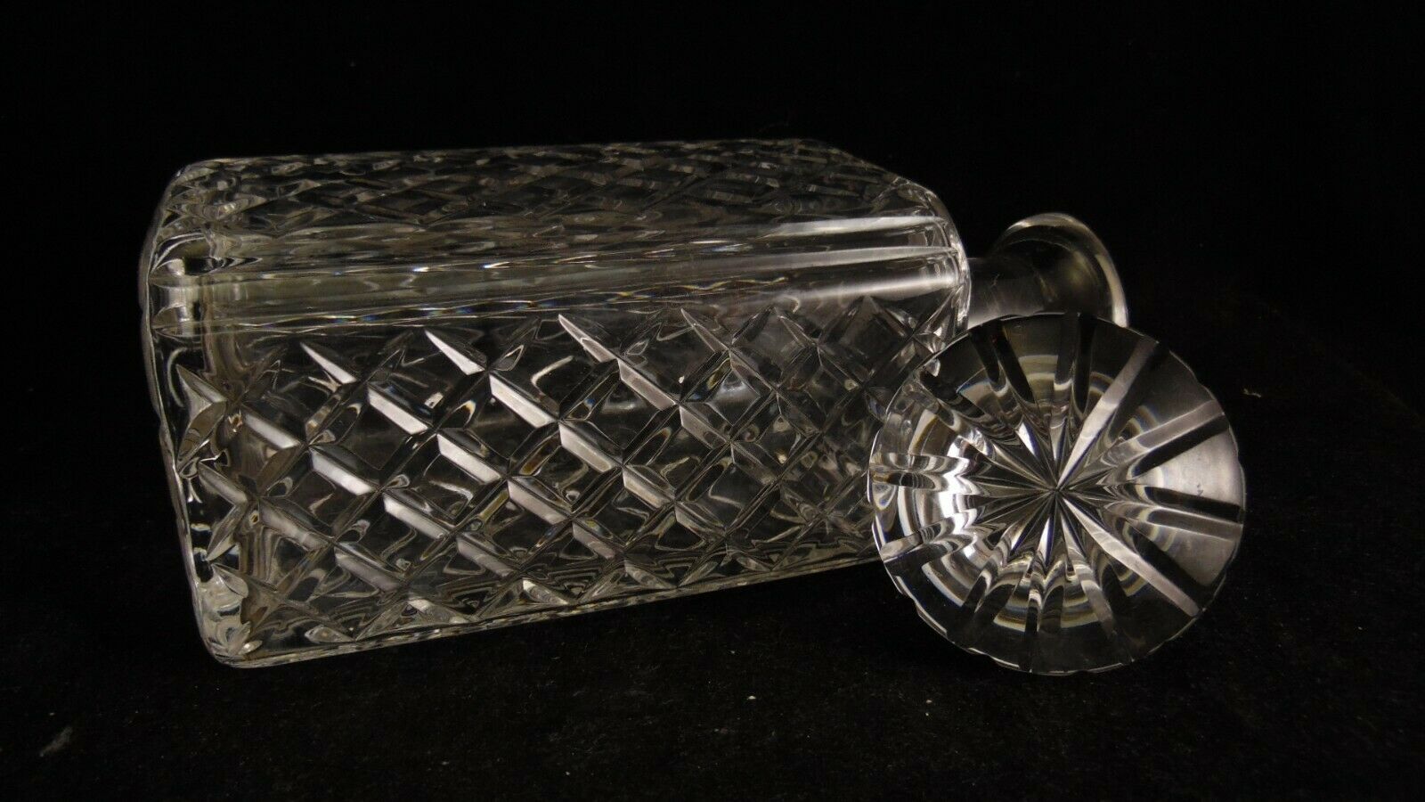 Whisky service including 1 carafe and 5 cups cut crystal mugs