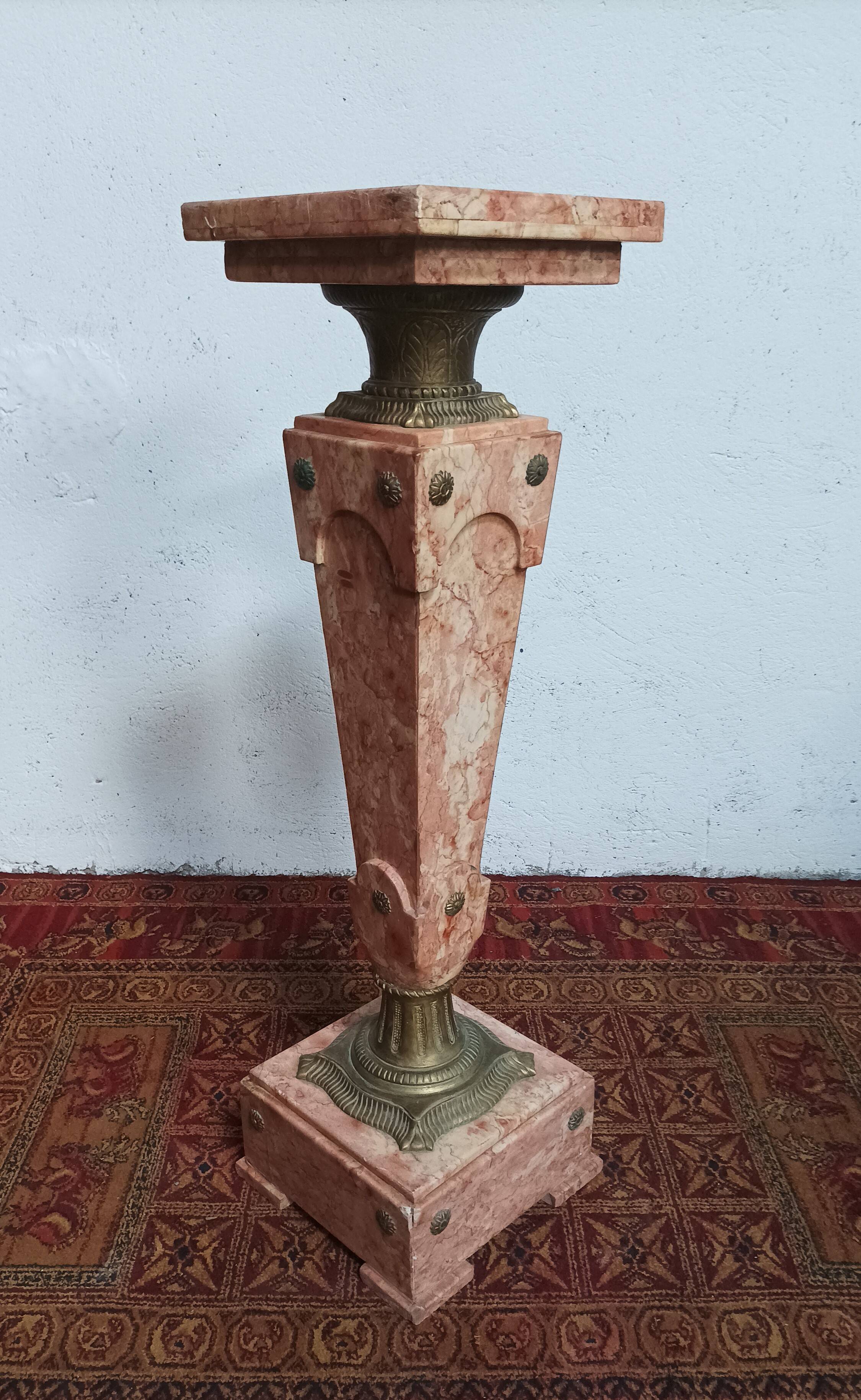 Tall column in pink marble and bronze, Louis XVI style