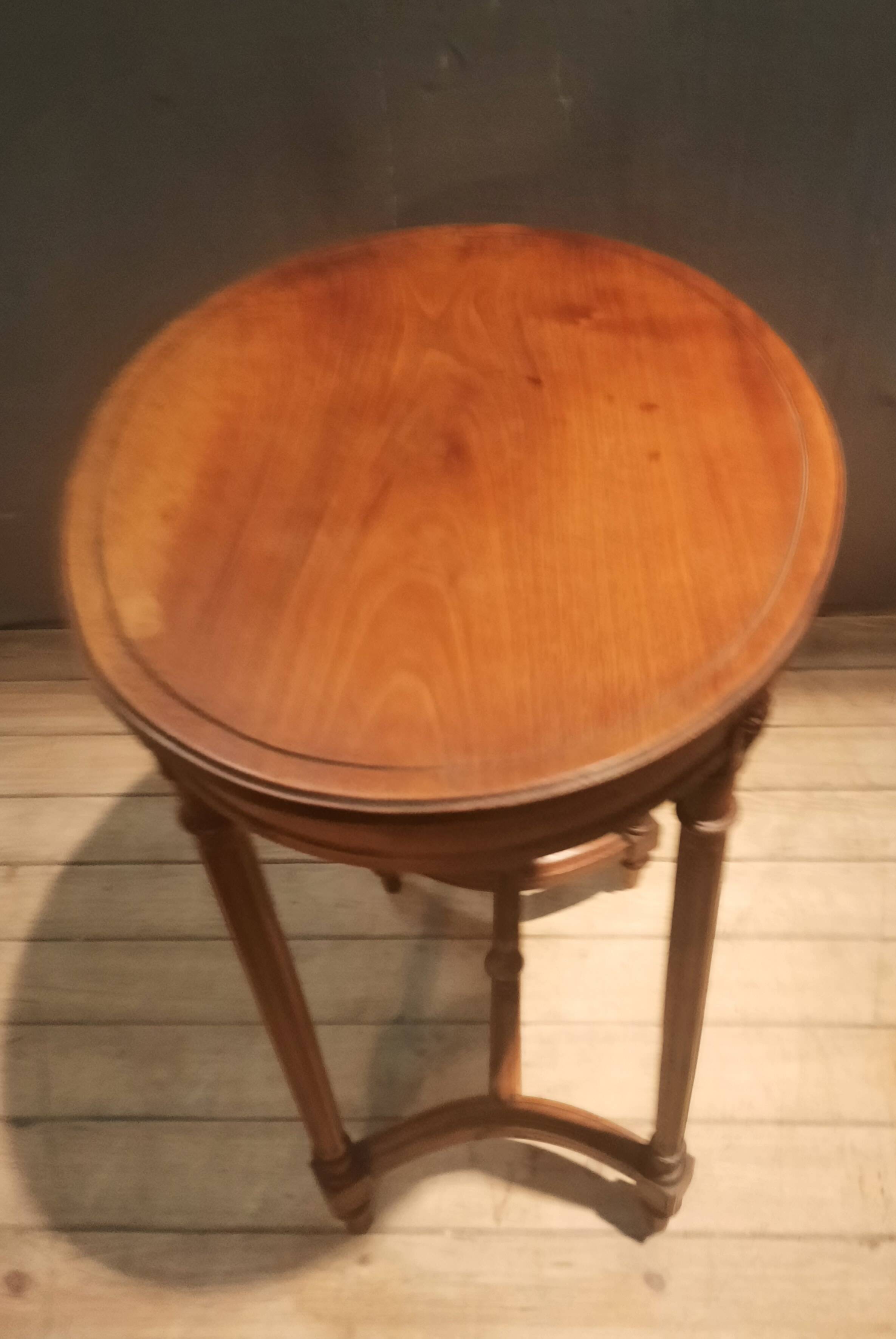 Gueridon oval  style Louis XVI
