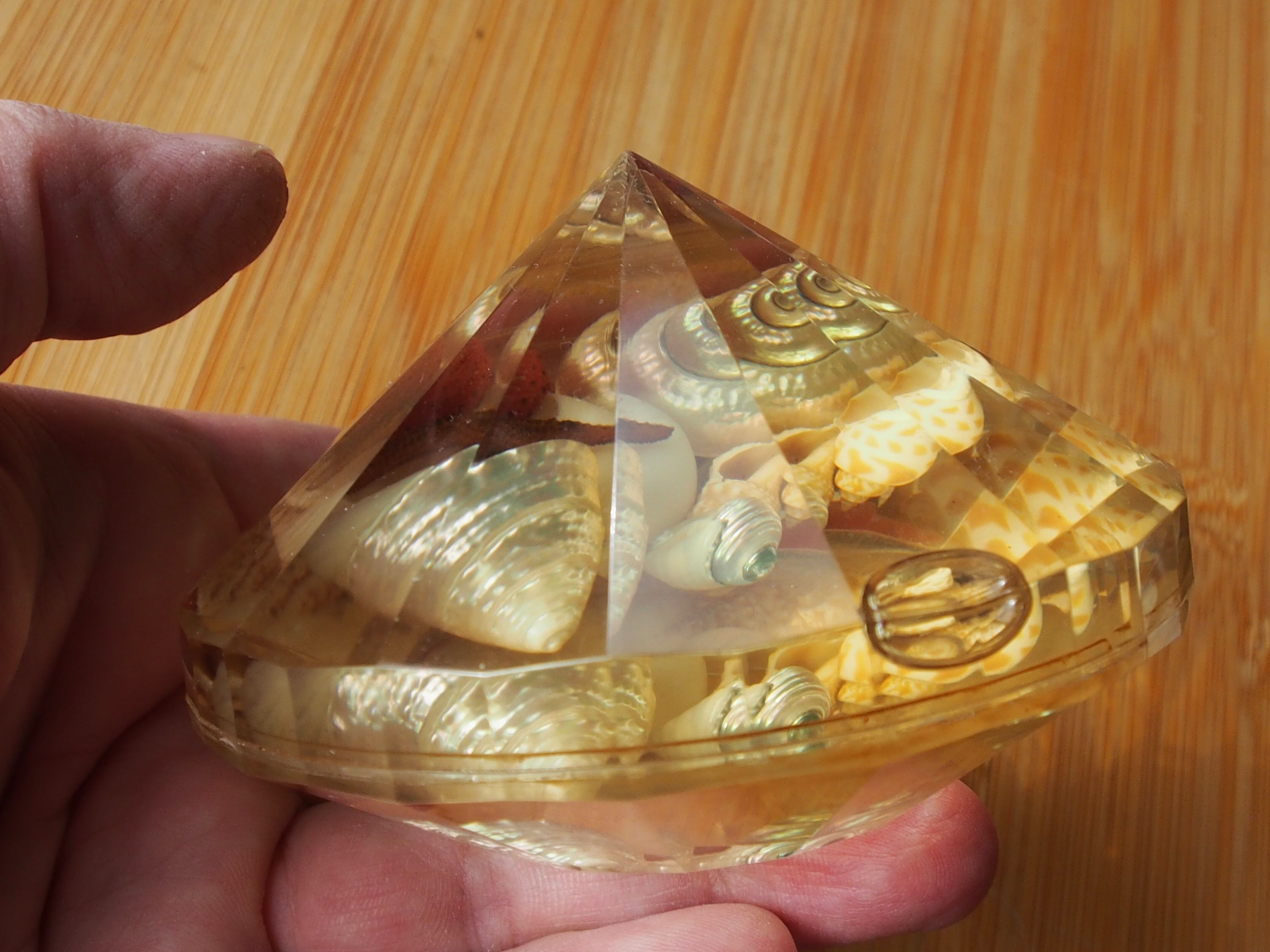 Resin clipboard with inclusion of shells, diamond-shaped