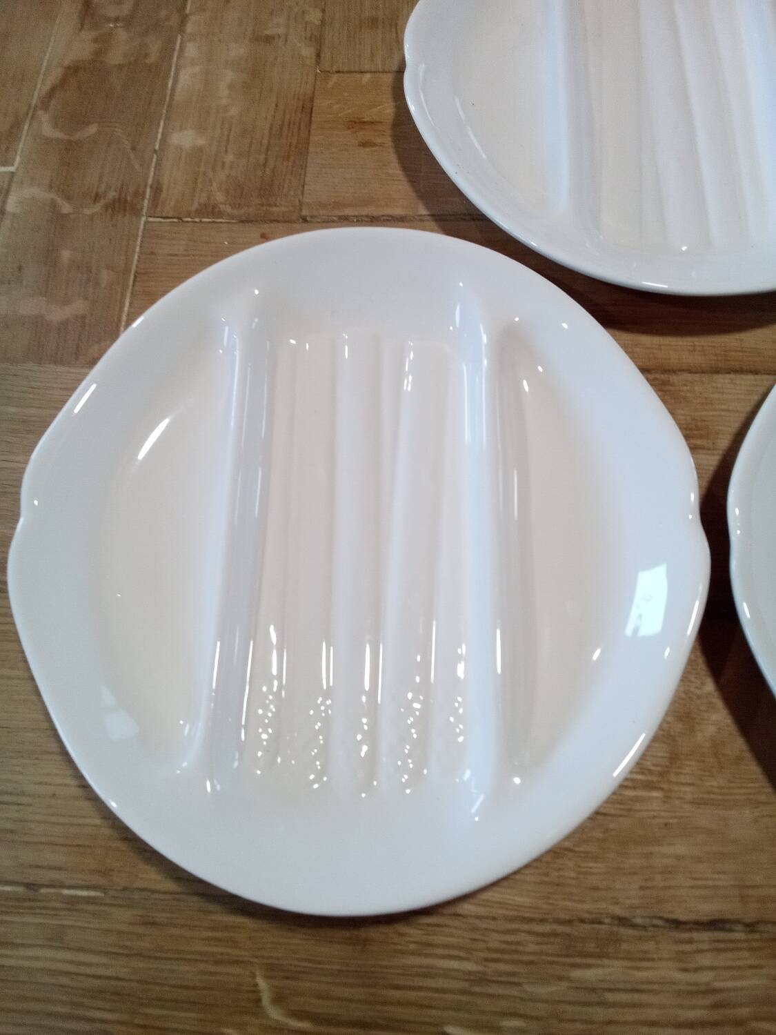 Three Salins pompadour asparagus plates