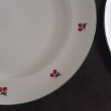 2 assiettes aux motifs de cerises